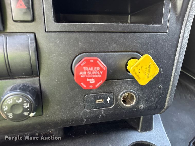 image for item YA2432 2019 International LT625 semi truck
