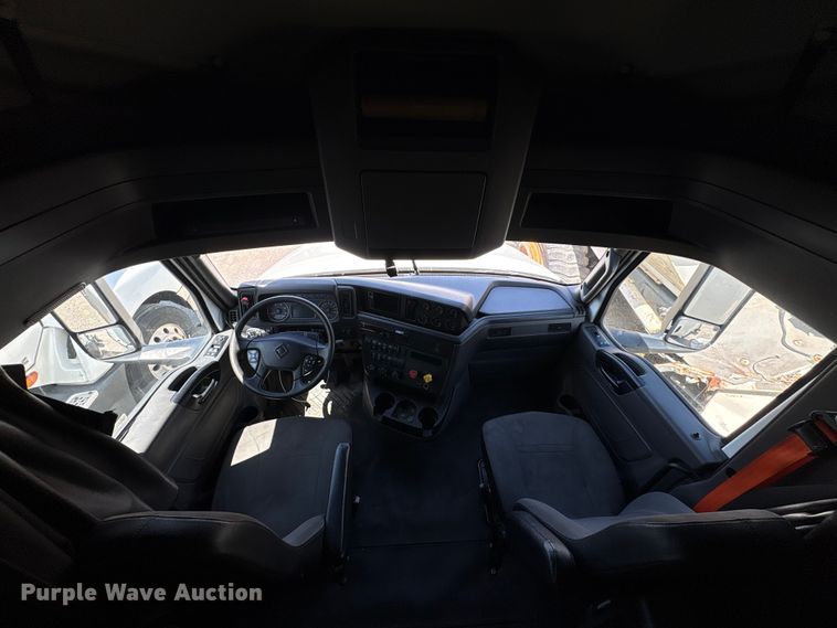 image for item YA2432 2019 International LT625 semi truck