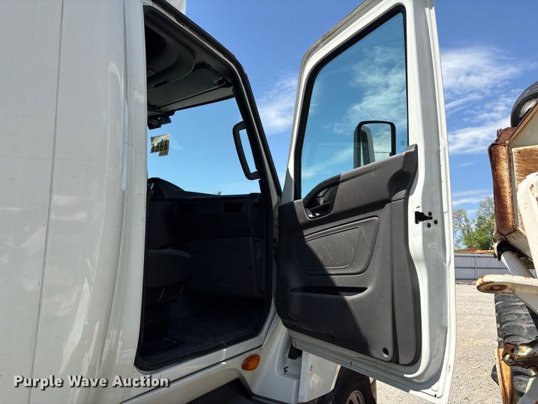 image for item YA2432 2019 International LT625 semi truck