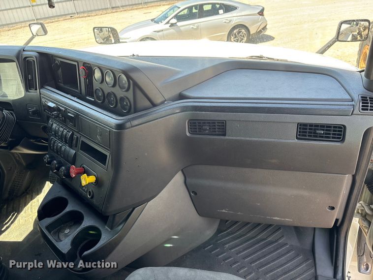 image for item YA2432 2019 International LT625 semi truck
