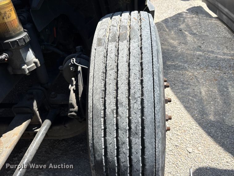 image for item YA2432 2019 International LT625 semi truck