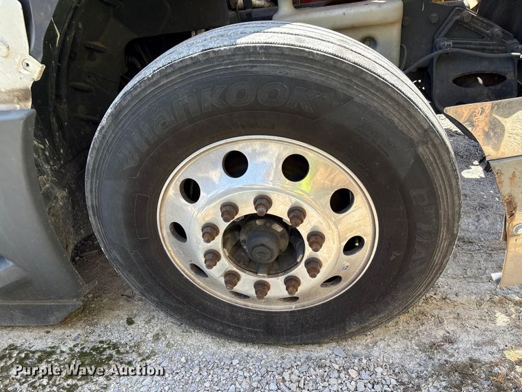 image for item YA2432 2019 International LT625 semi truck