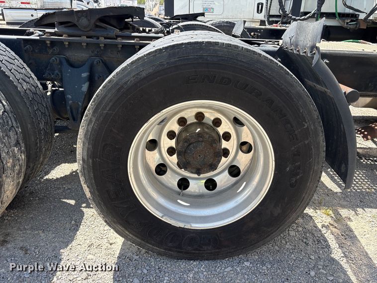 image for item YA2432 2019 International LT625 semi truck