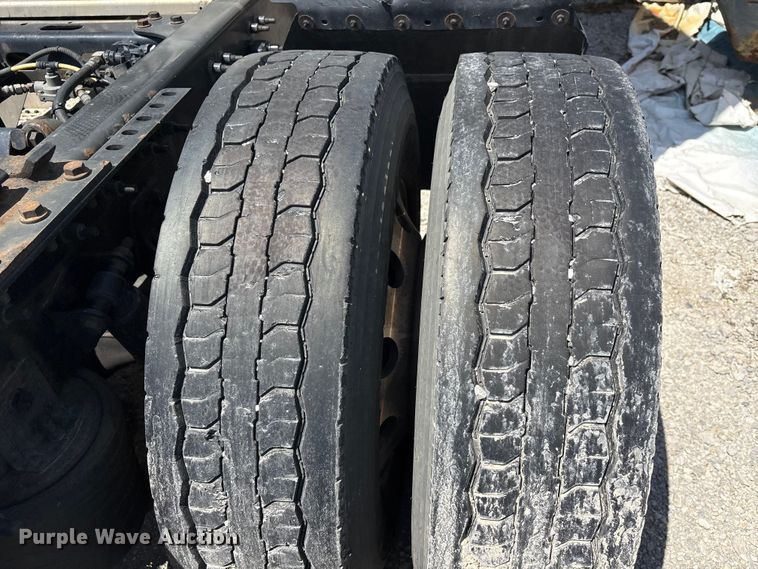 image for item YA2432 2019 International LT625 semi truck