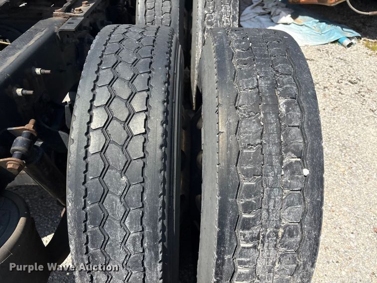 image for item YA2432 2019 International LT625 semi truck