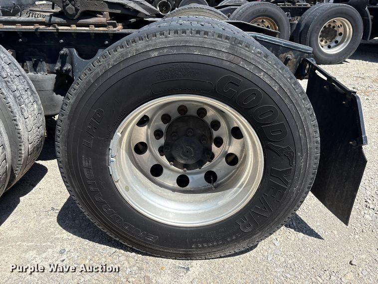 image for item YA2432 2019 International LT625 semi truck