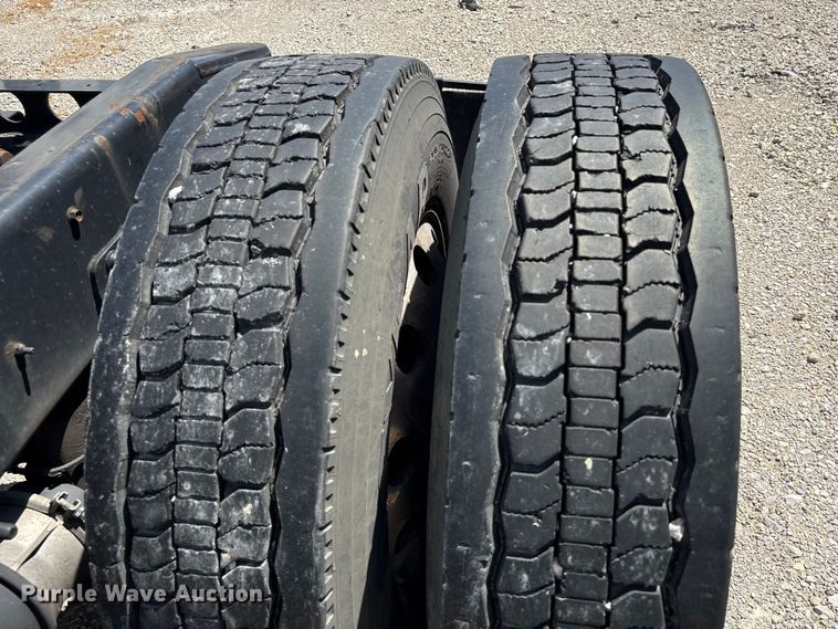 image for item YA2432 2019 International LT625 semi truck