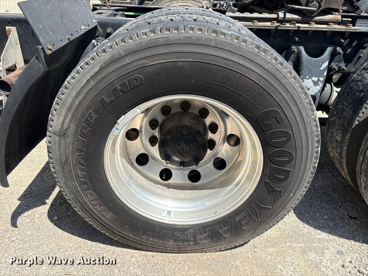 image for item YA2432 2019 International LT625 semi truck