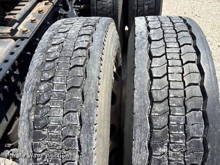 image for item YA2432 2019 International LT625 semi truck