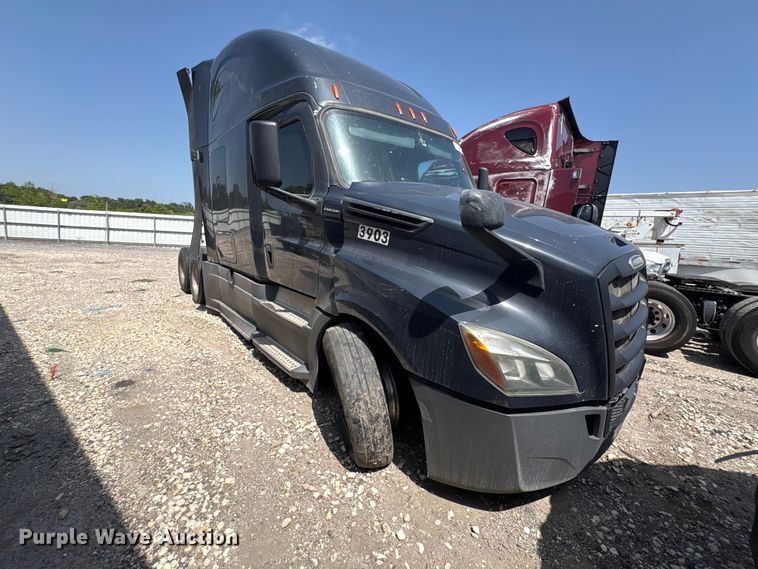 image for item YA2488 2019 Freightliner Cascadia 126 semi truck