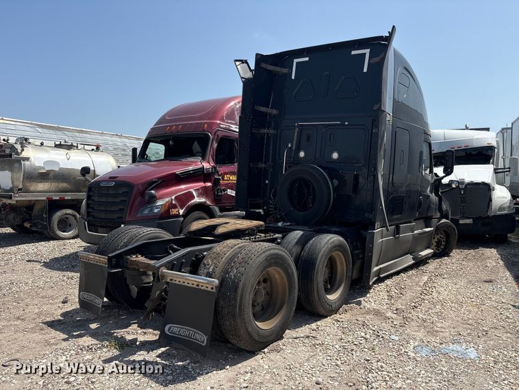 image for item YA2488 2019 Freightliner Cascadia 126 semi truck