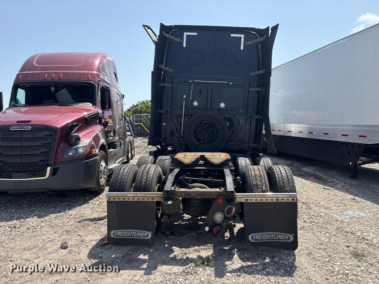 image for item YA2488 2019 Freightliner Cascadia 126 semi truck