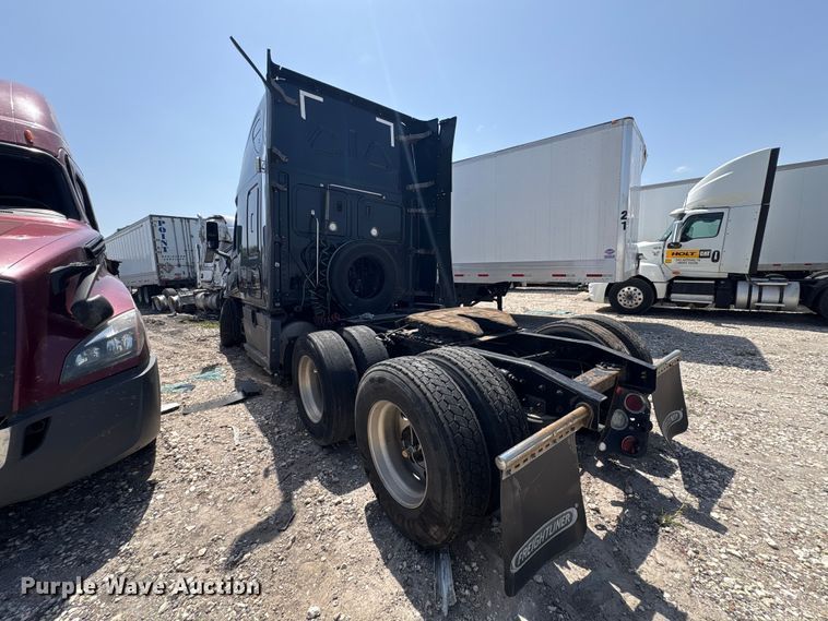 image for item YA2488 2019 Freightliner Cascadia 126 semi truck