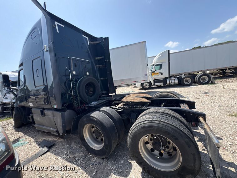 image for item YA2488 2019 Freightliner Cascadia 126 semi truck