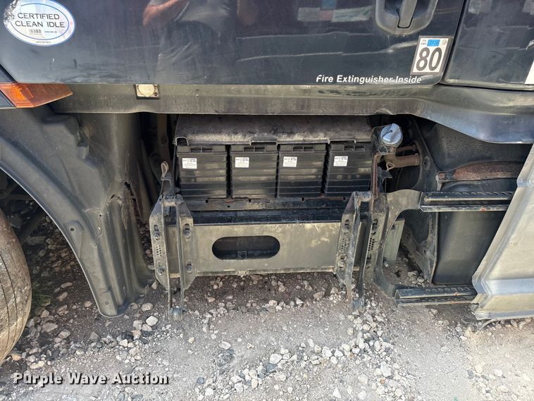 image for item YA2488 2019 Freightliner Cascadia 126 semi truck