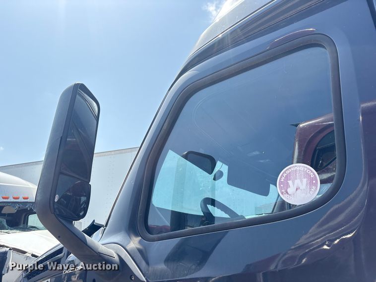 image for item YA2488 2019 Freightliner Cascadia 126 semi truck