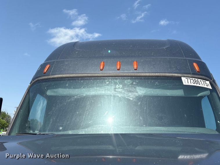 image for item YA2488 2019 Freightliner Cascadia 126 semi truck