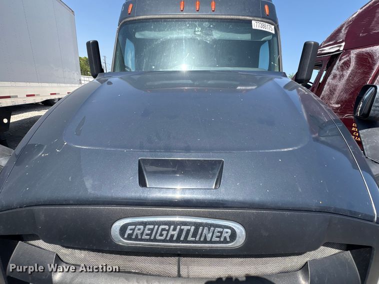 image for item YA2488 2019 Freightliner Cascadia 126 semi truck