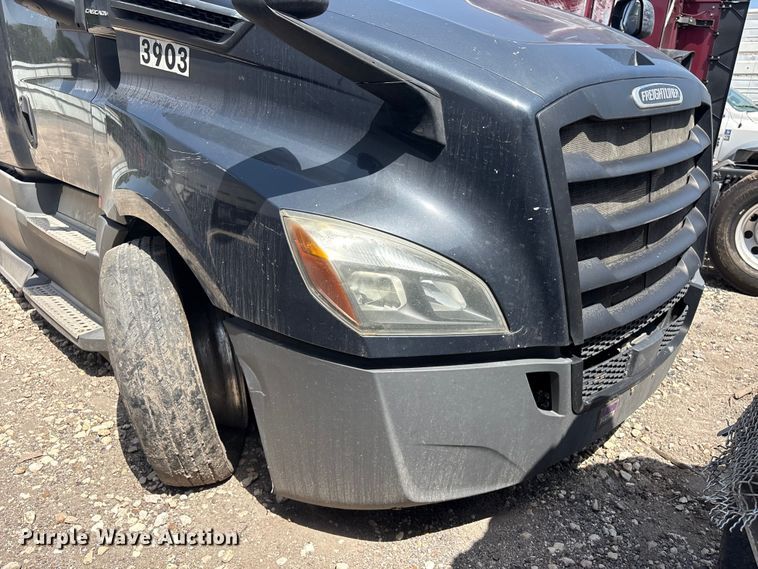 image for item YA2488 2019 Freightliner Cascadia 126 semi truck