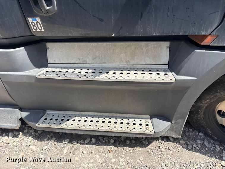 image for item YA2488 2019 Freightliner Cascadia 126 semi truck