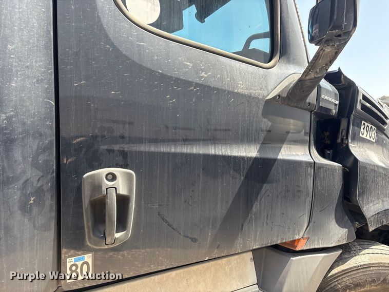 image for item YA2488 2019 Freightliner Cascadia 126 semi truck
