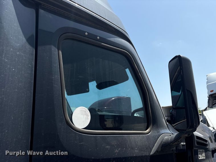 image for item YA2488 2019 Freightliner Cascadia 126 semi truck