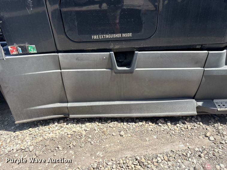 image for item YA2488 2019 Freightliner Cascadia 126 semi truck