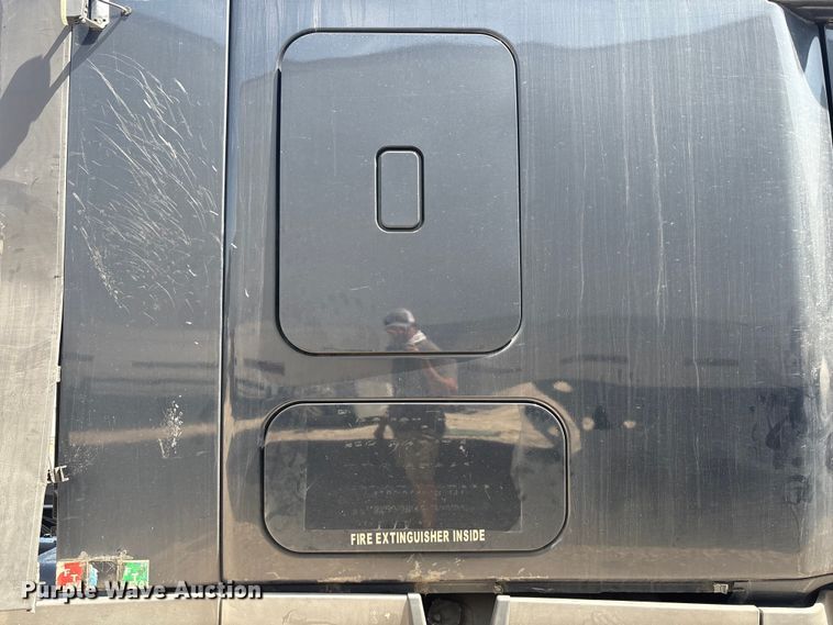 image for item YA2488 2019 Freightliner Cascadia 126 semi truck