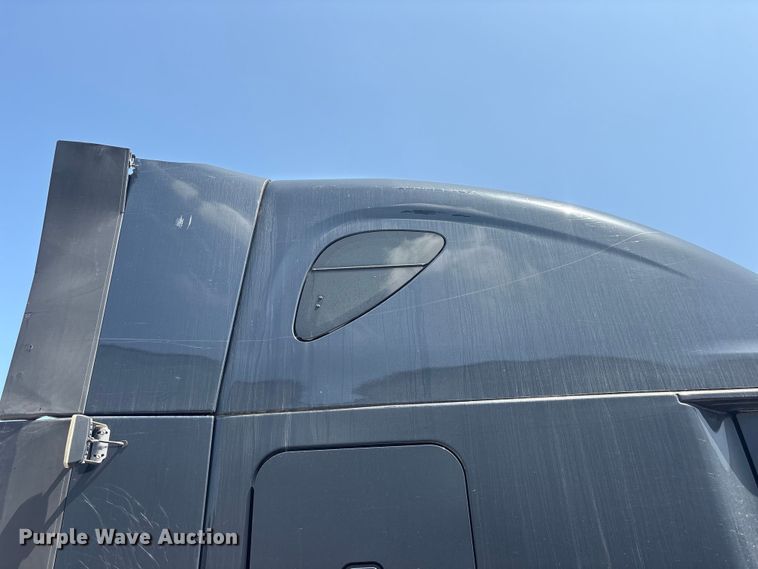 image for item YA2488 2019 Freightliner Cascadia 126 semi truck