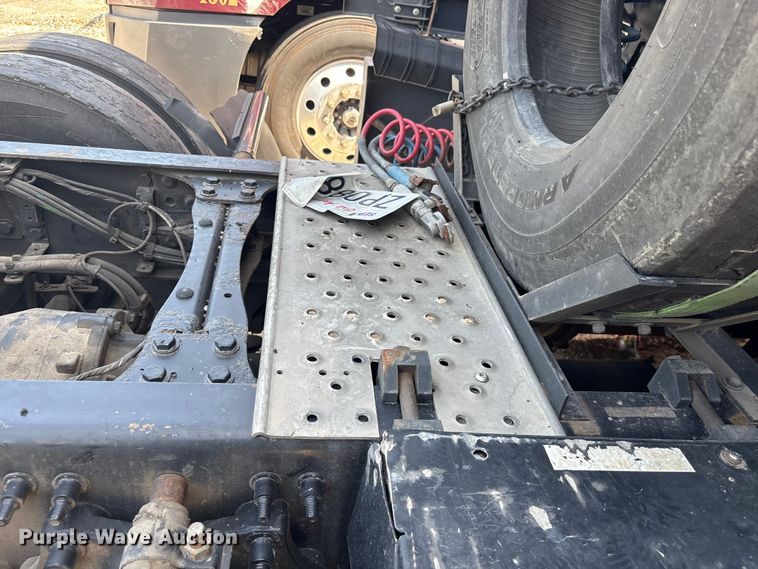 image for item YA2488 2019 Freightliner Cascadia 126 semi truck