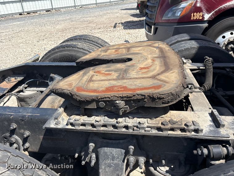 image for item YA2488 2019 Freightliner Cascadia 126 semi truck