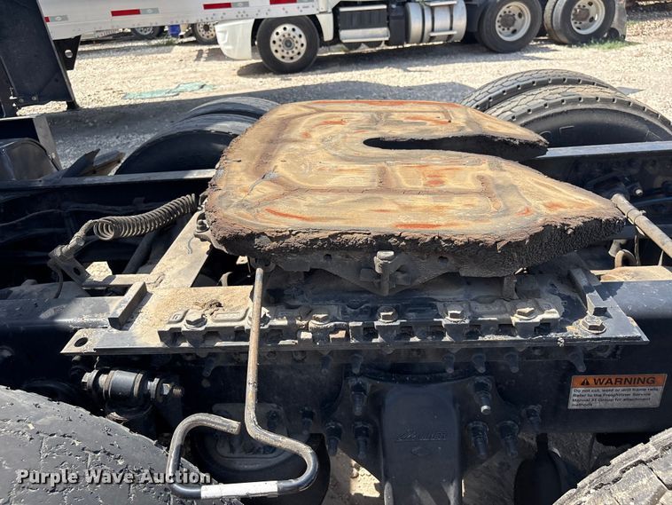 image for item YA2488 2019 Freightliner Cascadia 126 semi truck