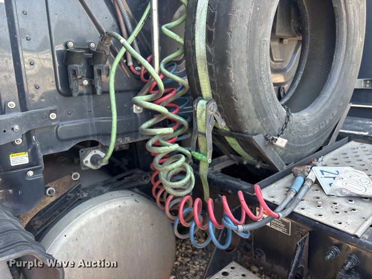 image for item YA2488 2019 Freightliner Cascadia 126 semi truck