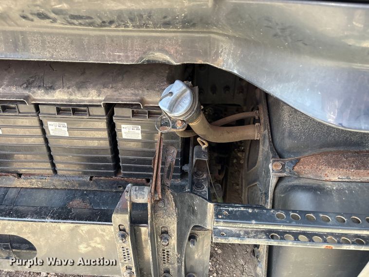 image for item YA2488 2019 Freightliner Cascadia 126 semi truck