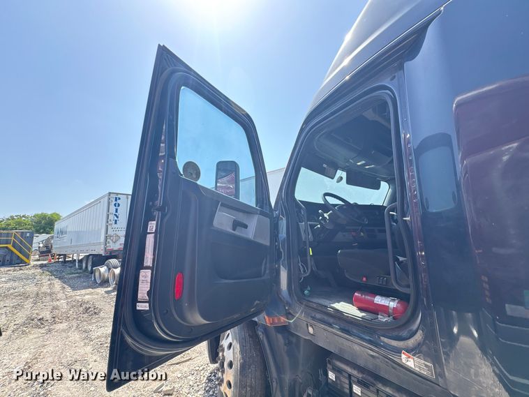 image for item YA2488 2019 Freightliner Cascadia 126 semi truck