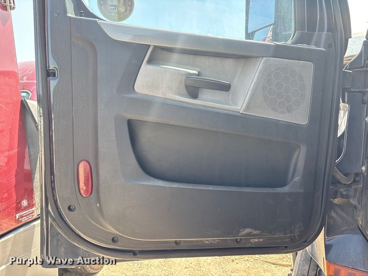 image for item YA2488 2019 Freightliner Cascadia 126 semi truck