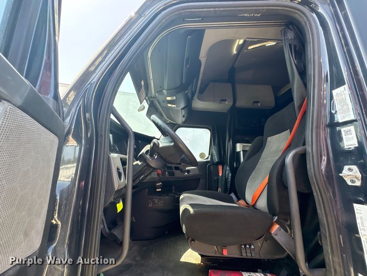 image for item YA2488 2019 Freightliner Cascadia 126 semi truck