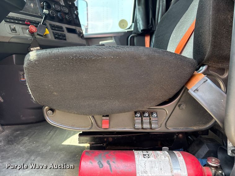 image for item YA2488 2019 Freightliner Cascadia 126 semi truck