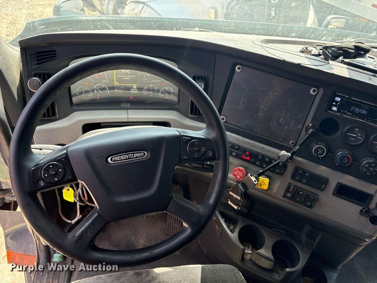 image for item YA2488 2019 Freightliner Cascadia 126 semi truck