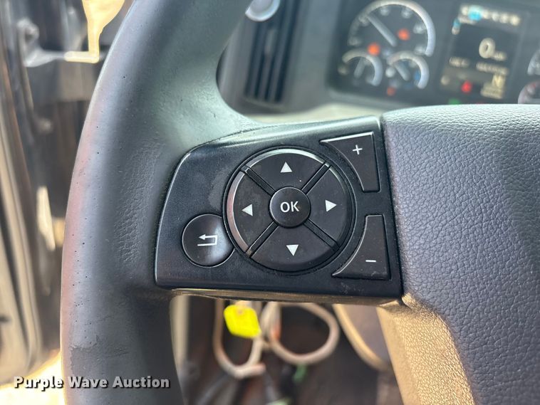 image for item YA2488 2019 Freightliner Cascadia 126 semi truck