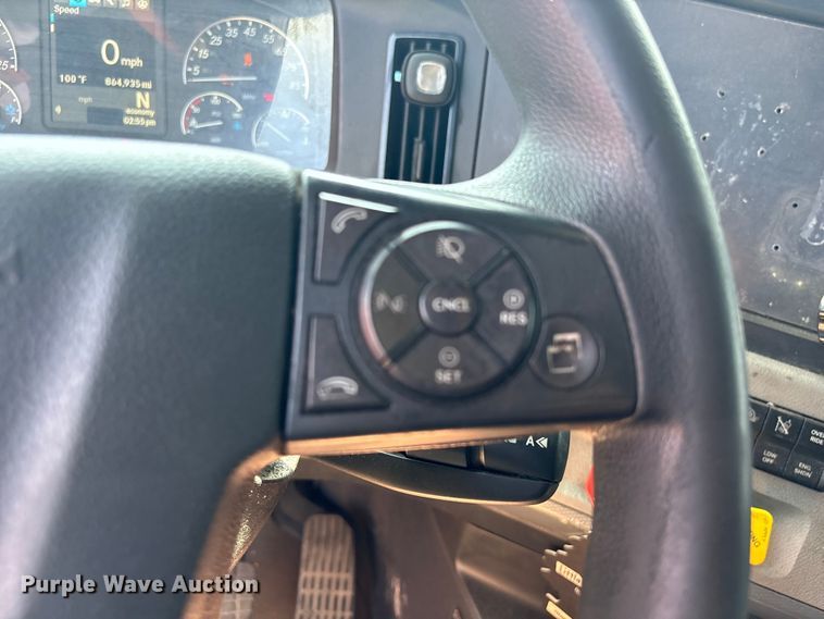 image for item YA2488 2019 Freightliner Cascadia 126 semi truck