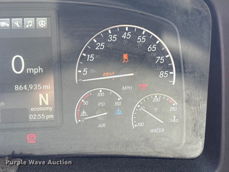 image for item YA2488 2019 Freightliner Cascadia 126 semi truck