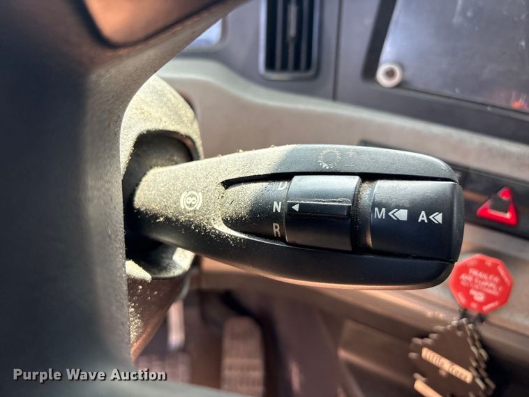 image for item YA2488 2019 Freightliner Cascadia 126 semi truck