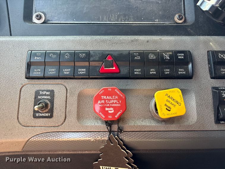 image for item YA2488 2019 Freightliner Cascadia 126 semi truck