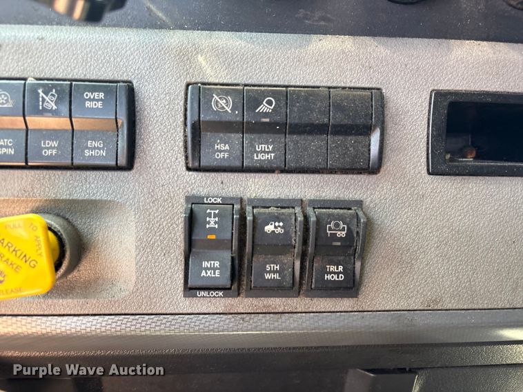 image for item YA2488 2019 Freightliner Cascadia 126 semi truck