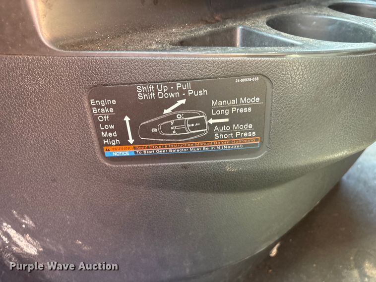 image for item YA2488 2019 Freightliner Cascadia 126 semi truck
