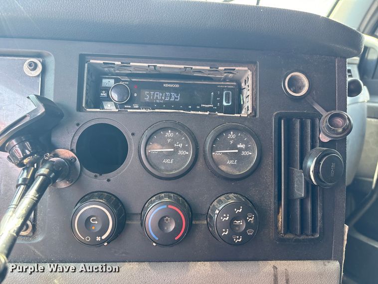 image for item YA2488 2019 Freightliner Cascadia 126 semi truck