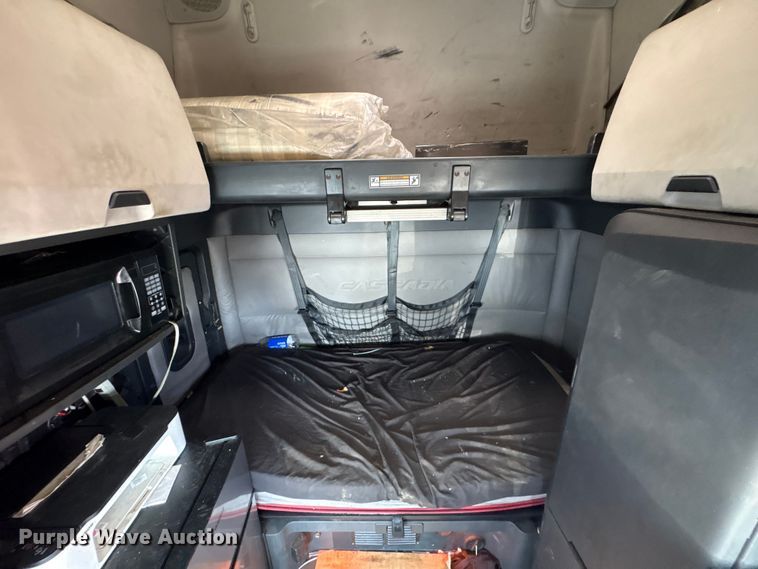 image for item YA2488 2019 Freightliner Cascadia 126 semi truck