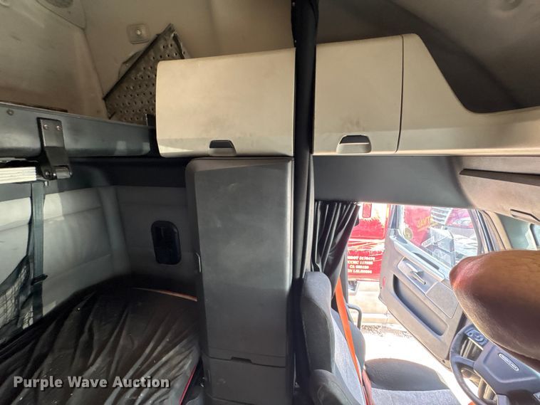 image for item YA2488 2019 Freightliner Cascadia 126 semi truck