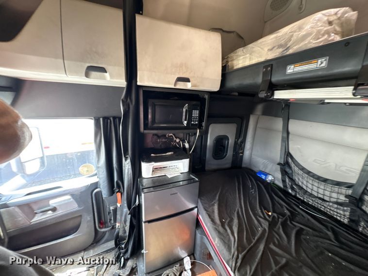 image for item YA2488 2019 Freightliner Cascadia 126 semi truck